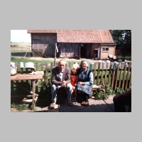 006-1028 Im Jahre 1992 - Guenter und Anna Mattes mit Enkeltochter Viktoria auf den ehemaligen Grundstueck von Paul Mertins .jpg